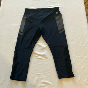 Hind women’s black‎ capri leggings large excellent condition EUC